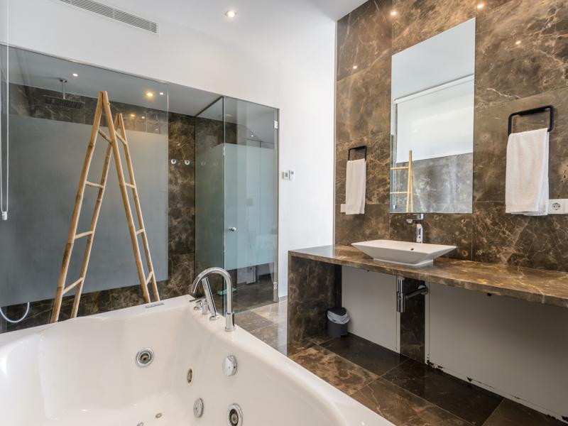 Villa Minimal , East , Roca Llisa  